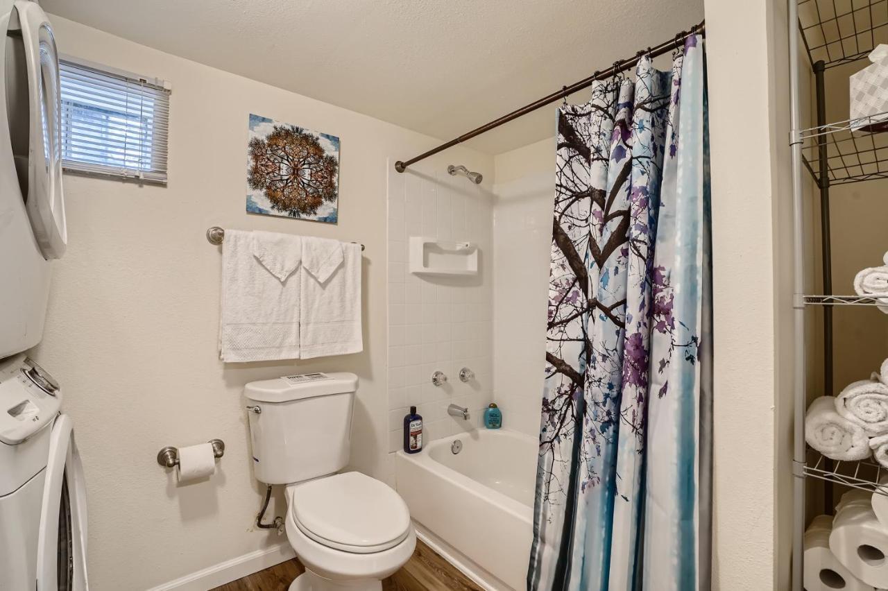 Sloans Lake Getaway - Basement Apartment Near Broncos And Downtown Denver Lakewood Bagian luar foto